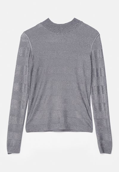 Jersey gris de manga larga con cuello redondo, fabricado en tejido suave y texturizado con un brillo metálico y sutiles acentos de rayas horizontales.