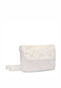 Borsa a tracolla in finta pelliccia bianca con chiusura a pattina e texture patterned. Presenta una tracolla regolabile e una forma rettangolare.