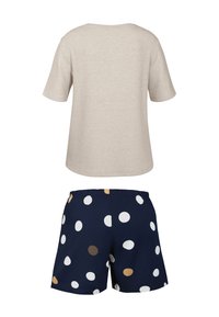 Beżowa bawełniana koszulka z krótkim rękawem ponad granatowymi szortami ozdobionymi wielokolorowymi groszkami w kolorze białym, brązowym i jasnobrązowym. Elastyczna talia.