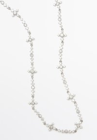 Collana d'argento con design a catena composta da pietre preziose trasparenti di forma rotonda e a croce, alternate per dimensioni e distribuite in modo uniforme.