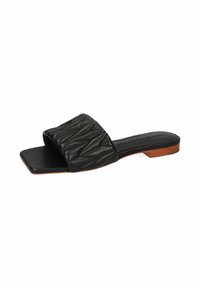 Sandalo ciabatta in pelle nera con tomaia trapuntata, punta quadrata e tacco in legno basso, caratterizzato da una texture liscia e un design sobrio.