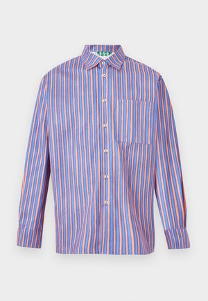 Camisa de hombre de manga larga con botones, con rayas verticales azules y naranjas y un bolsillo en el pecho del lado izquierdo.