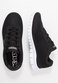 Zapatillas deportivas de malla negras con una parte superior de tejido suave, suela de goma blanca y cierre con cordones. Presenta el logotipo en la lengüeta y en el lateral.