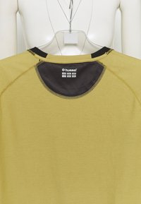 Hummel CIMA XK  - Trükipildiga T-särk - antique gold