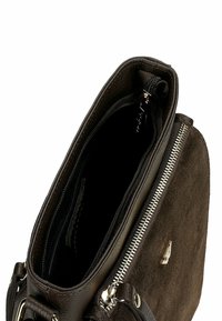 Borsa in pelle e suede marrone con chiusura a zip, che mostra la fodera interna e una tasca laterale. Presenta dettagli in metallo.