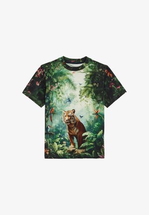 T-shirt a maniche corte in poliestere con una grafica di una tigre inserita in una scena giunglesca vibrante, caratterizzata da tonalità di verde, blu e motivi floreali.