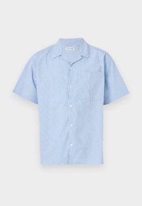 Chemise à manches courtes avec boutons de couleur bleu clair, ornée de rayures blanches verticales. Elle dispose d'un col et d'une poche sur la poitrine gauche. Tissu au toucher doux.
