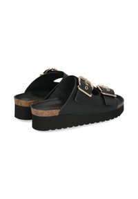 Zwarte platformsandalen met dubbele verstelbare banden, metalen gespen, kurken tussenzool en gestructureerde rubberen buitenzool. Glad bovenmateriaal.