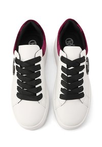 Sneaker bianchi in pelle con lacci neri, punta tonda e colletto in velluto viola. Presentano un accento circolare vicino ai lacci.