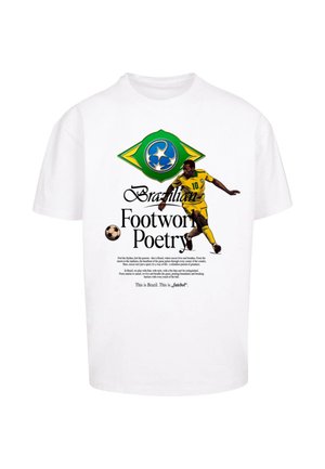 Hvid bomulds T-shirt med et grafisk motiv af en fodboldspiller i en gul trøje, et design med det brasilianske flag og teksten "Brasiliansk Fodbold Poetik."