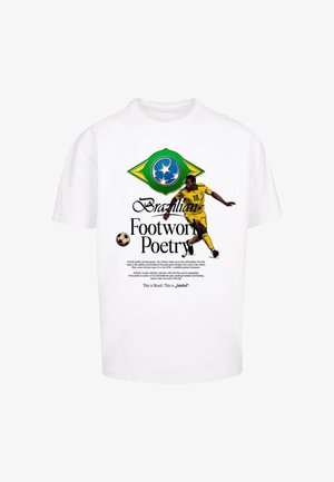 Hvid bomulds T-shirt med et grafisk motiv af en fodboldspiller i en gul trøje, et design med det brasilianske flag og teksten "Brasiliansk Fodbold Poetik."