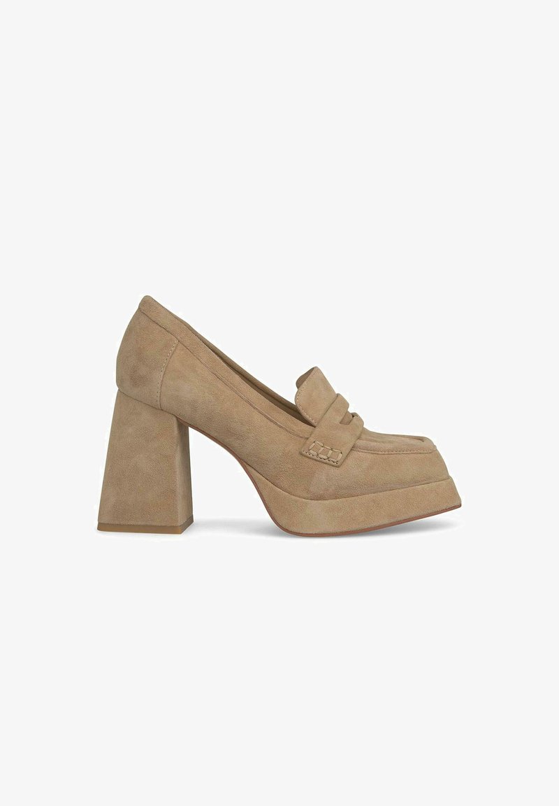 Mocassini platform in suede beige con punta rotonda, una fascia decorativa sulla tomaia e un tacco quadrato spesso. Texture liscia, dettagli minimi.