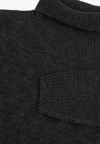 Dunkelgrauer, gestrickter Pullover mit hohem, geripptem Kragen und strukturiertem Muster; verfügt über eine kleine Tasche auf der Vorderseite.