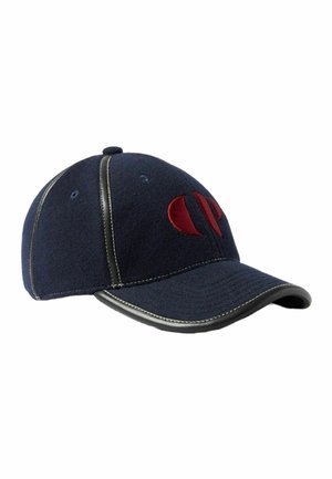 Cappellino da baseball blu navy con rifiniture in pelle nera, cuciture bianche e logo rosso ricamato sul pannello frontale.