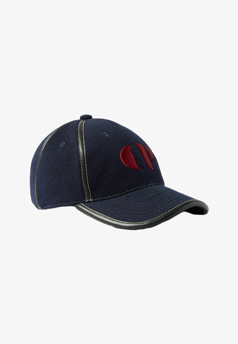 Gorra de béisbol azul marino con ribete de piel negra, costuras blancas y logotipo rojo bordado en el panel frontal.