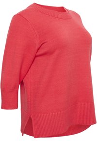 Pull en maille corail rose avec manches trois-quarts, fentes latérales, ourlet côtelé et encolure arrondie.