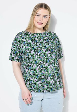 Maglietta a maniche corte con un motivo floreale caratterizzato da fiori viola e blu su uno sfondo nero. Design con scollatura rotonda e vestibilità comoda.