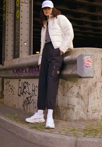 Nike Sportswear PANT - Cargobyxor - black/safety orange