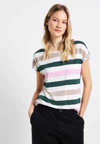 Top a maniche corte a righe con strisce orizzontali verdi, beige, bianche e rosa; tessuto morbido con scollo rotondo e vestibilità rilassata.
