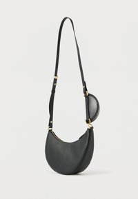 Svart läder crossover-väska med halvmåneform, guld detaljer och texturerad yta. Har justerbar rem och dragkedjestängning.