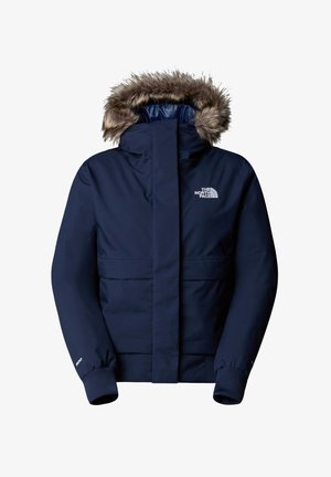 Marine blauwe geïsoleerde parka met een afneembare capuchon met bontvoering, geribde manchetten en een ritssluiting aan de voorkant. Voorzien van een logo op de borst en twee onderste zakken.