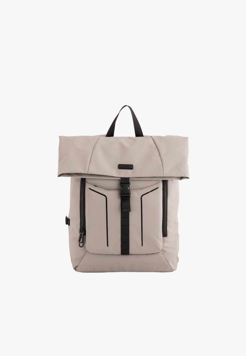 Beige batoh vyrobený z odolné tkaniny s rolovacím víčkem, který má černé kapsy na zip, přední přezkový uzávěr a boční poutka.
