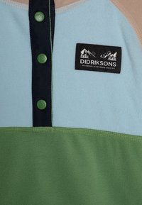 Pullover in fleece di colore azzurro chiaro, verde e beige. Presenta un'etichetta con logo nera, bottoni verdi e una patta di chiusura in blu scuro a contrasto. Texture morbida.