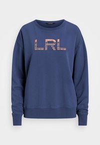 Tmavě modrá mikina z měkké látky, s kulatým výstřihem a dlouhými rukávy. Na přední straně je tónované logo "LRL" s texturovaným detailem.