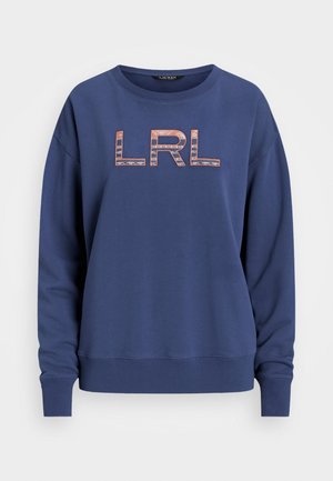 Tmavě modrá mikina z měkké látky, s kulatým výstřihem a dlouhými rukávy. Na přední straně je tónované logo "LRL" s texturovaným detailem.