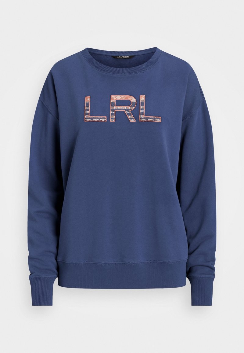 Tmavě modrá mikina z měkké látky, s kulatým výstřihem a dlouhými rukávy. Na přední straně je tónované logo "LRL" s texturovaným detailem.