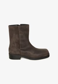 Bota de ante marrón hasta el tobillo con tacón bajo negro y cremallera lateral, diseño minimalista, fotografiada sobre fondo blanco.
