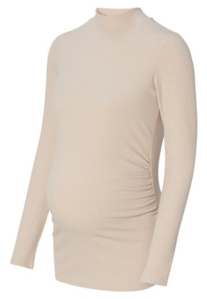Tan ribbed long-sleeve top met een opstaande kraag en zijrimpeling voor stretch en pasvorm, ontworpen voor comfort tijdens de zwangerschap.