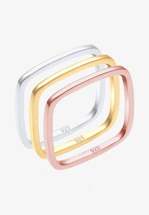 Trois anneaux rectangulaires en argent, en or et en or rose, fabriqués en argent 925, avec une finition lisse et polie et une épaisseur uniforme.