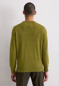 Grüner Strickpullover mit strukturierter Oberfläche, gerippten Bündchen und Saum, mit klassischem Rundhalsausschnitt und lockerer Passform.