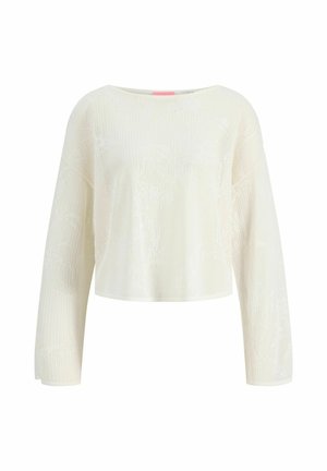 Valkoinen kevyt neulepusero pitkillä hihoilla ja leveällä pääntiellä, jossa on väljä, laatikkomainen istuvuus.