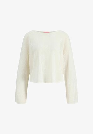 Fehér könnyű kötött pulóver hosszú ujjakkal és széles nyakkivágással, laza, dobozforma szabással.