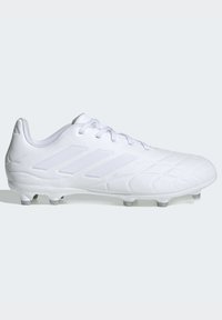 Scarpa da calcio bianca con tomaia testurizzata, tre strisce verticali e numerosi tacchetti sulla suola per una migliore aderenza. Materiale sintetico leggero.