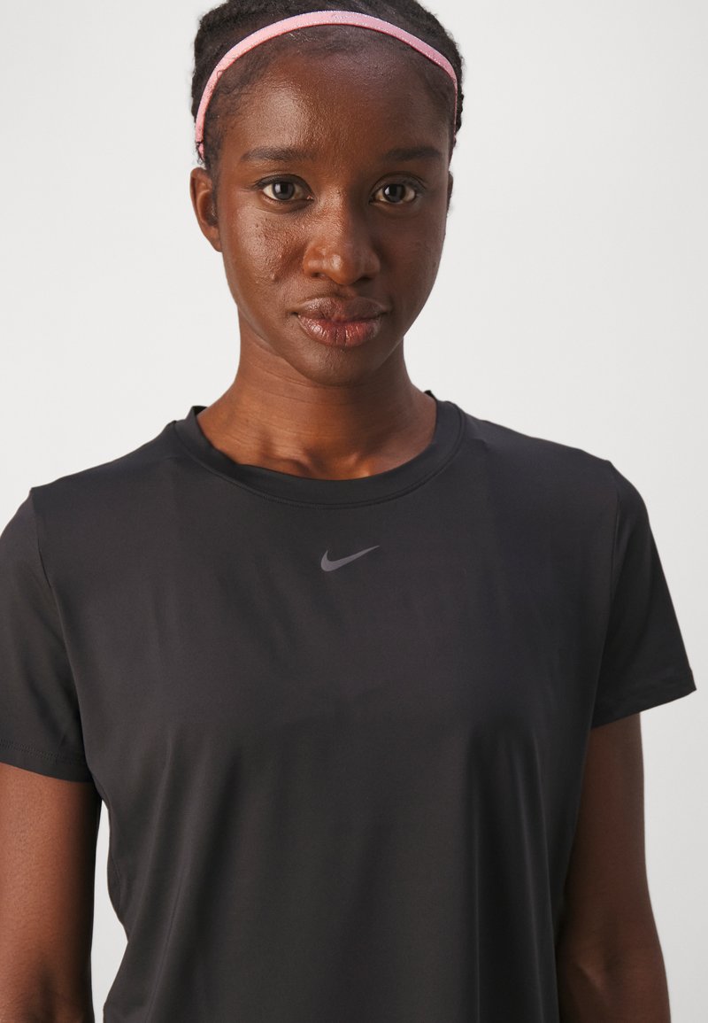 Schwarzes Sport-T-Shirt aus glattem Stoff; verfügt über ein dezentes graues Nike-Logo auf der Brust und einen runden Ausschnitt.