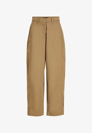 Kaki broek met rechte pijpen, riemlussen, knoop aan de voorkant, rits en zijzakken, getoond op een witte achtergrond.