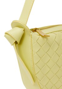 Gul vævet læder handbag med en glat tekstur, en guldtonet lynlås og en knyttet remdetalje.