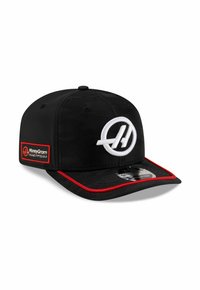 Czarna czapka bejsbolowa z usztywnioną koroną, płaskim daszkiem i czerwonym przeszyciem. Posiada białe logo z przodu oraz markową naszywkę z boku.