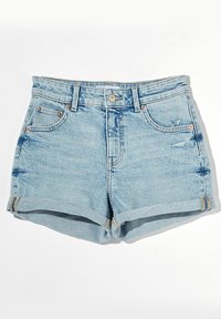 Ljusblå denimshorts med hög midja, uppvikta ärmslut och minimal slitage. Har två framfickor och kopparfärgad hårdvara.