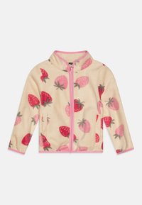 Jachetă din fleece crem cu modele de căpșuni roz, având un fermoar roz, glugă și mâneci lungi cu accente roz.