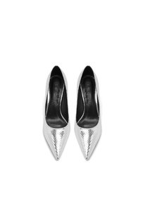 Scarpe con tacco alto argento con design a punta, caratterizzate da un motivo in pelle di serpente testurizzato e un rivestimento interno nero liscio.