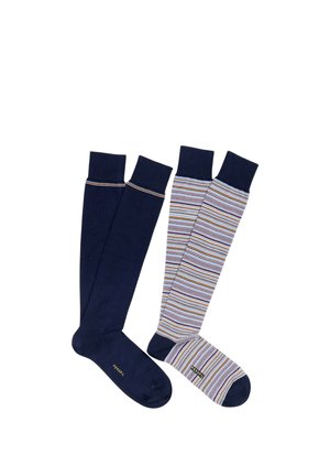 Due paia di calze fino al ginocchio, una di colore blu navy uniforme con una sottile striscia vicino alla parte superiore, l'altra con sottili strisce orizzontali multicolori e punte e polsini blu navy.