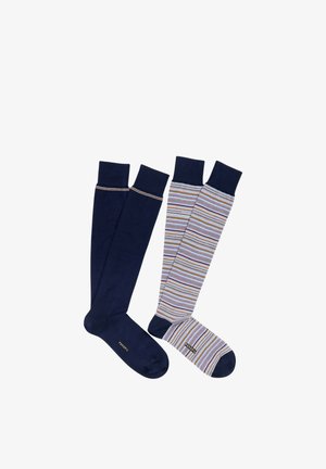 Due paia di calze fino al ginocchio, una di colore blu navy uniforme con una sottile striscia vicino alla parte superiore, l'altra con sottili strisce orizzontali multicolori e punte e polsini blu navy.