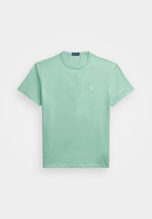 Jasnozielona koszulka z krótkim rękawem i okrągłym dekoltem z małym białym logo Polo Ralph Lauren na lewej piersi.