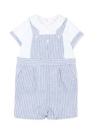 Camicia bianca a maniche corte con colletto alla Peter Pan sotto una salopette corta a righe verticali blu e bianche con bottoni sulle bretelle.