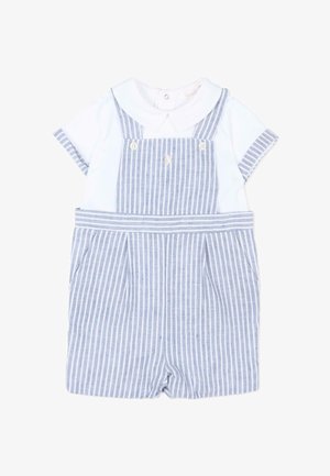 Wit overhemd met korte mouwen en een Peter Pan-kraag, onder een blauw-wit gestreepte korte tuinbroek met knopen op de bandjes.