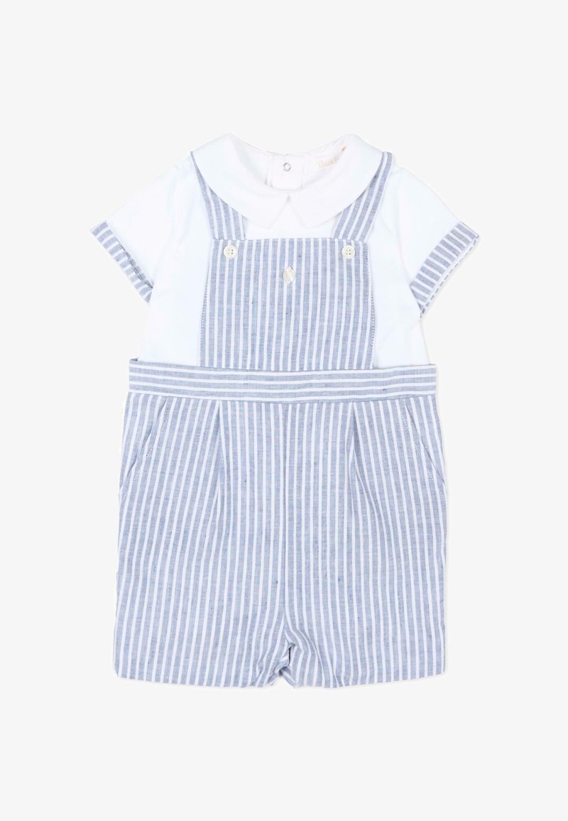 Wit overhemd met korte mouwen en een Peter Pan-kraag, onder een blauw-wit gestreepte korte tuinbroek met knopen op de bandjes.